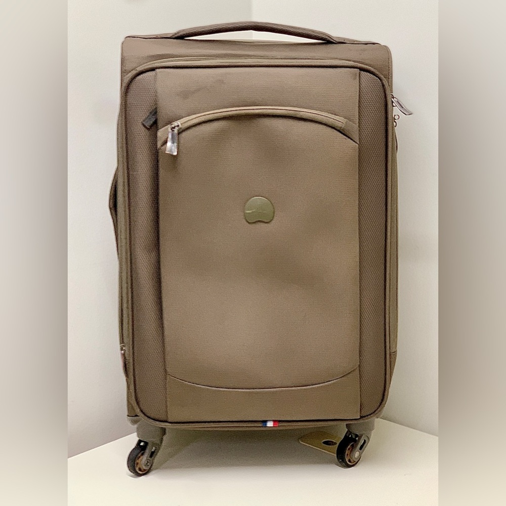 Delsey Paris Hyperlite 2.0 Expandable Wheeled Handled Carry On Case Luggage